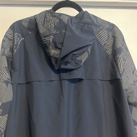 NWT: Nike men’s hooded  zip up windbreaker with reflective, print men’s size L - Picture 4 of 6